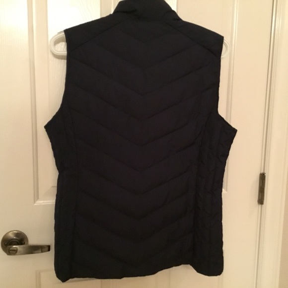 Talbots dark blue lightweight puffer vest with pink trim on zipper - Picture 4 of 10